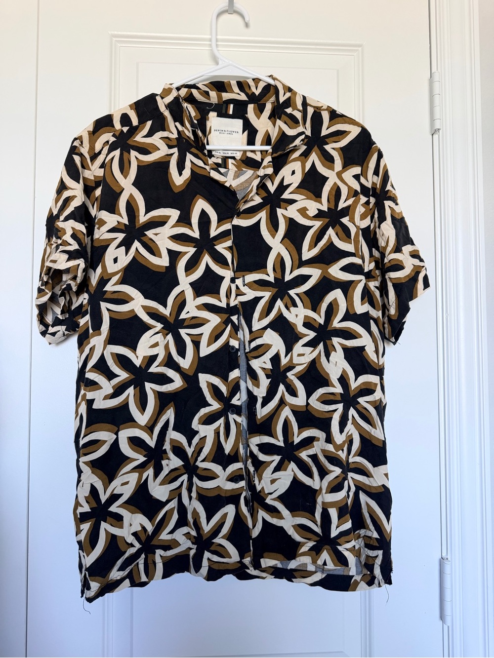 Denim & Flower Black and Tan Floral Short-Sleeve Button-Up Shirt